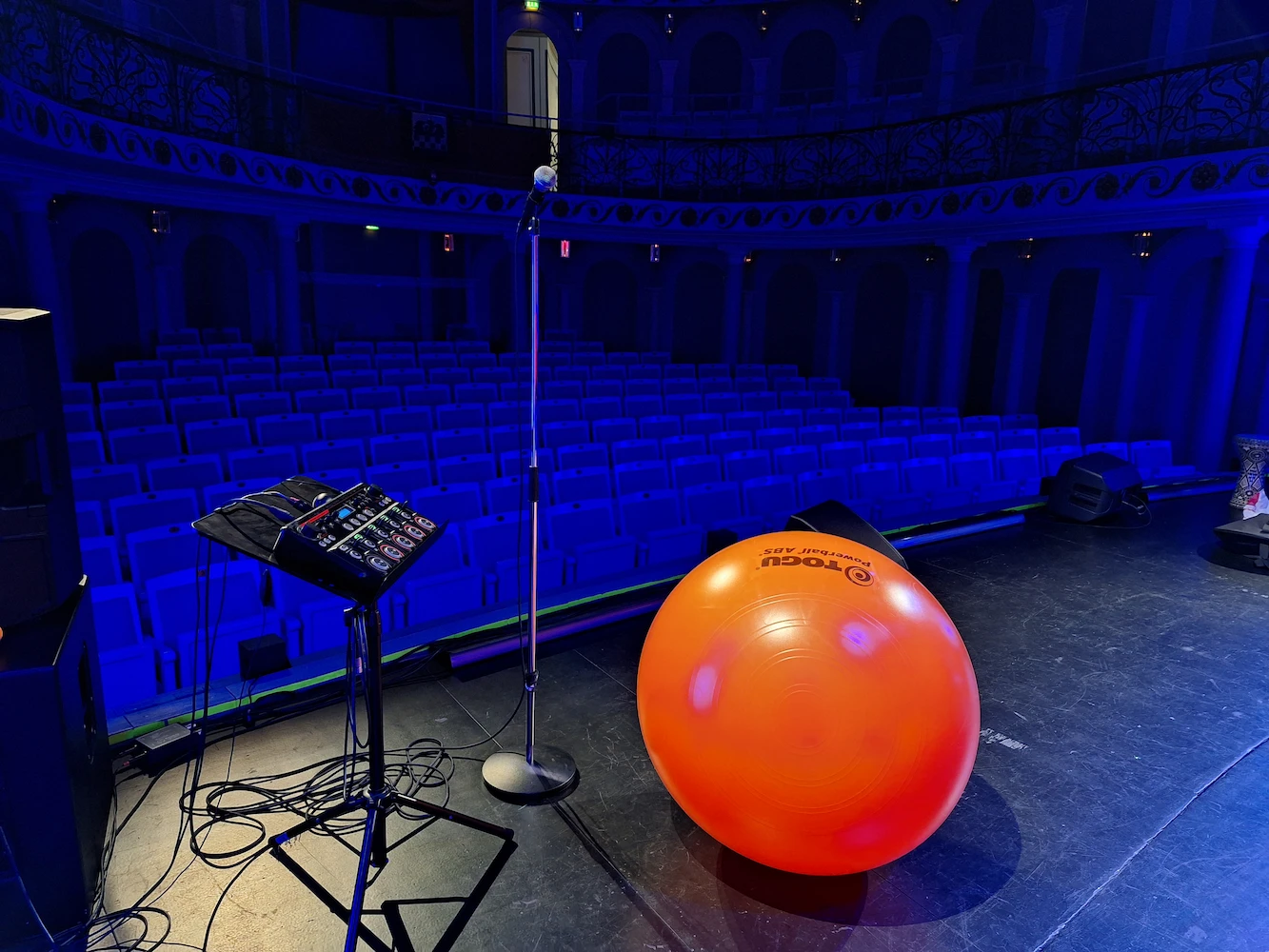 Aufbau für eine MixShow auf Rügen 2025 Gymnastikball, Loopstation und Mikrofon auf einer Bühne