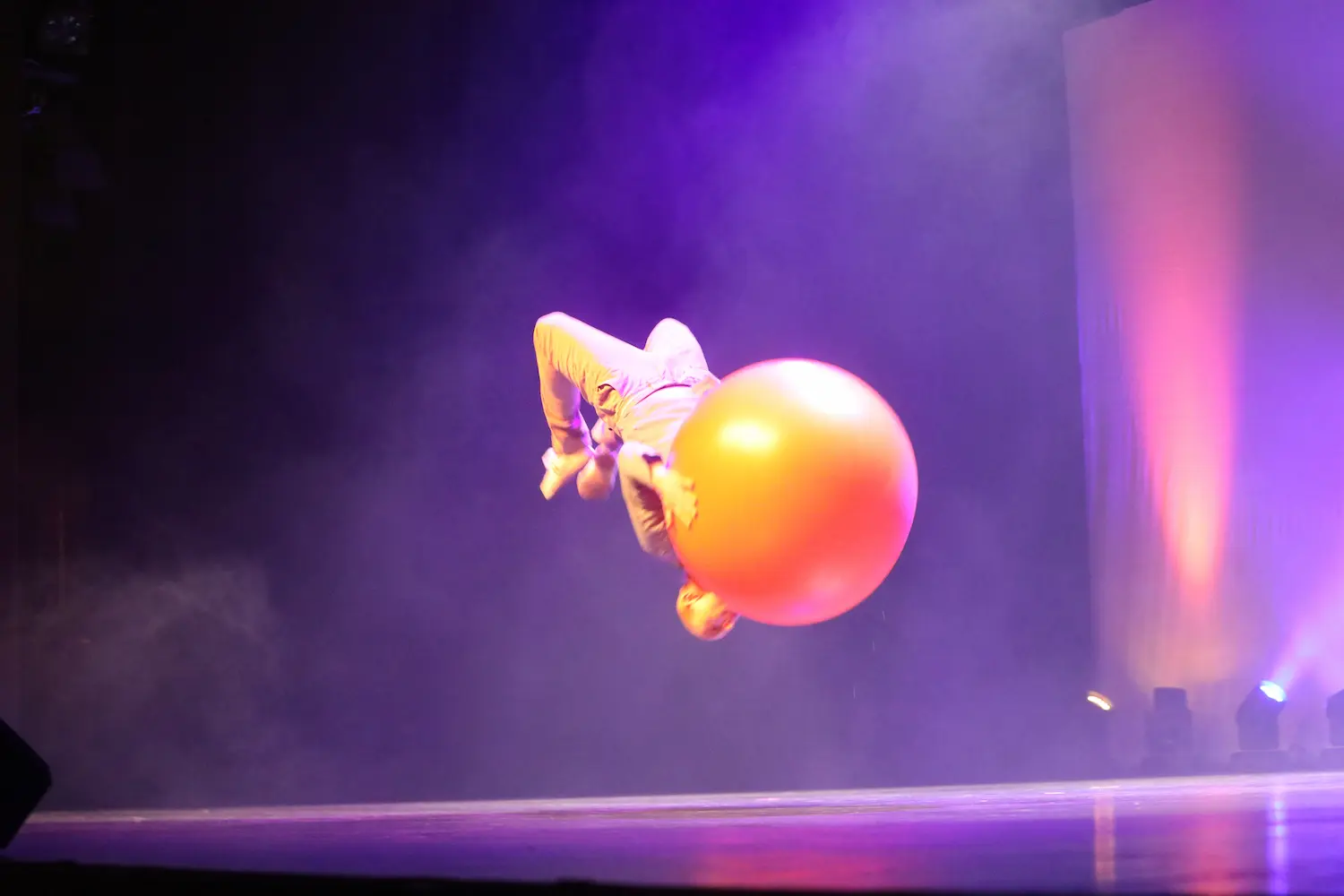Salto mit Gymnastikball bei einem Auftritt bei der Sportlerehrung 2025 Nienburg