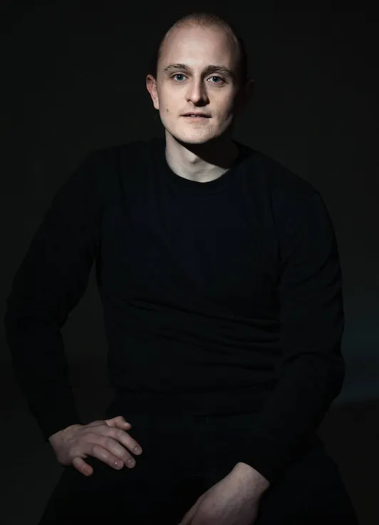 Portrait von Tjorm Palmer auf schwarzen Hintergrund