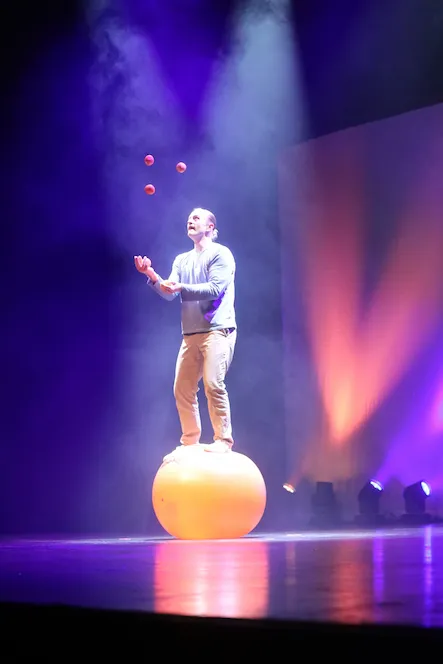 Tjorm jognliert Bälle auf einem Gymnastikball