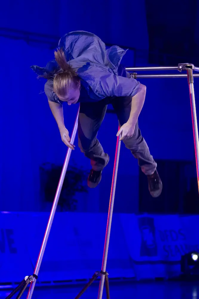 Salto vom Reckwürfel bei einer Sportlergala