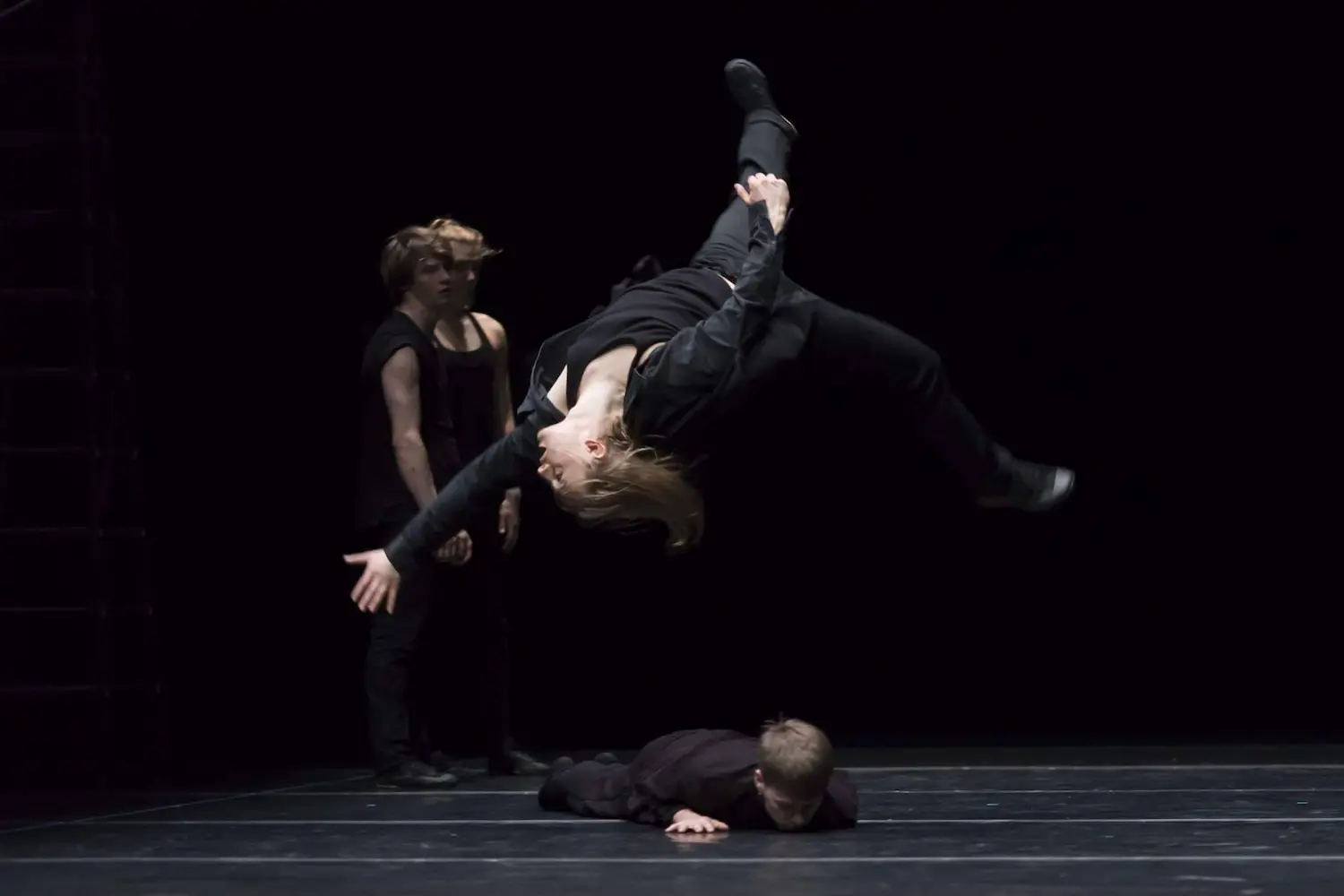 Sprung über Tänzer bei einem Tanztheater Stück